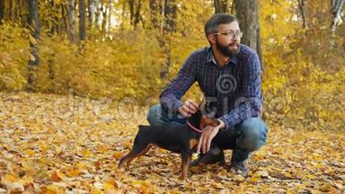公园里有胡子的人和一只狗很满意